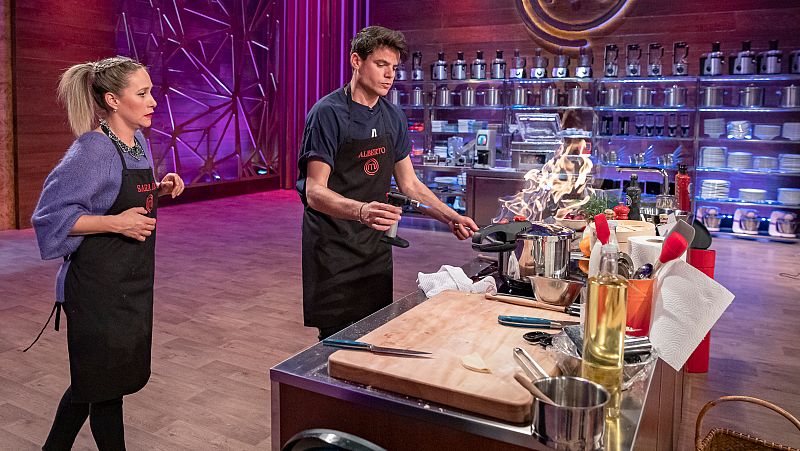 Alberto se hace el duro con Luna en 'Masterchef 8', pero no en redes sociales