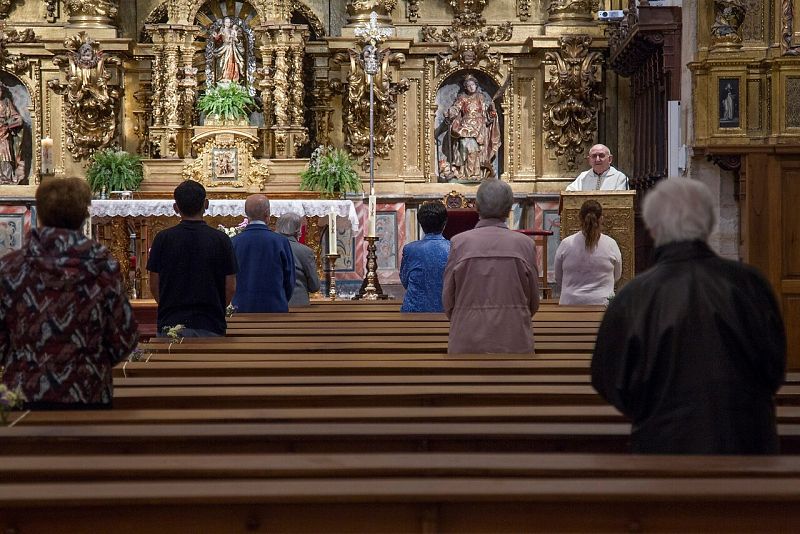 Los feligreses vuelven a misa entre desinfectantes y mascarillas pero "con muchas ganas"