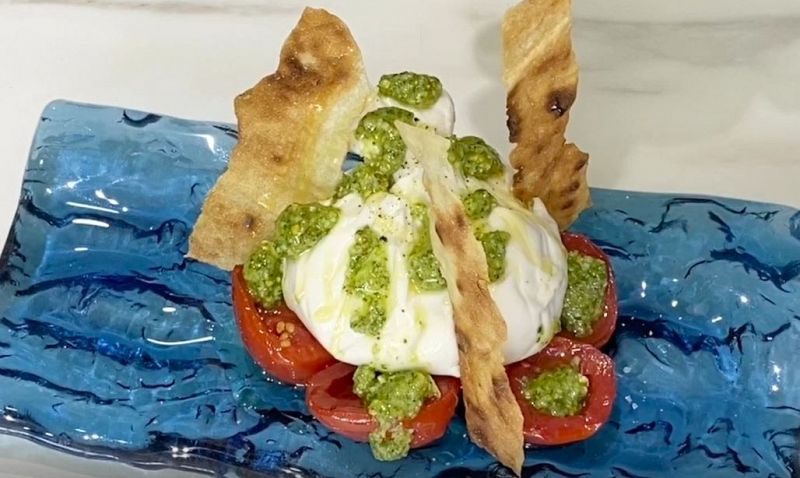 Burrata con pesto de rúcula y pistachos