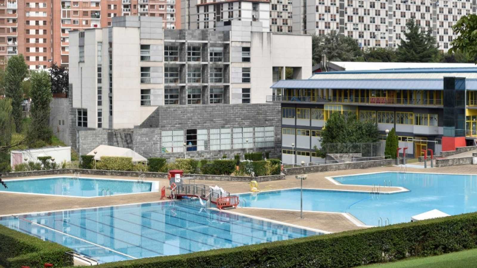 Las piscinas comunitarias se plantean si abrirán este verano debido a las restricciones - RTVE.es - Telediario 1 | Ver