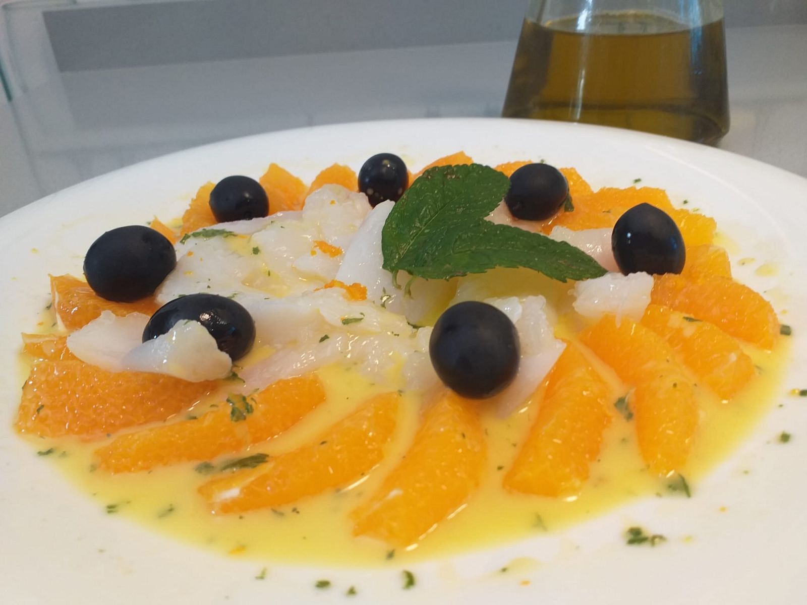 Receta de ensalada de naranja y bacalao con vinagreta de menta | Ver