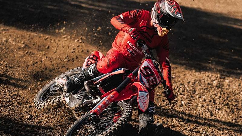 Los hermanos Márquez vuelven a entrenarse encima de una moto