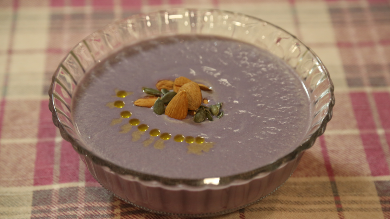 Crema de lombarda con almendras y pipas de calabaza