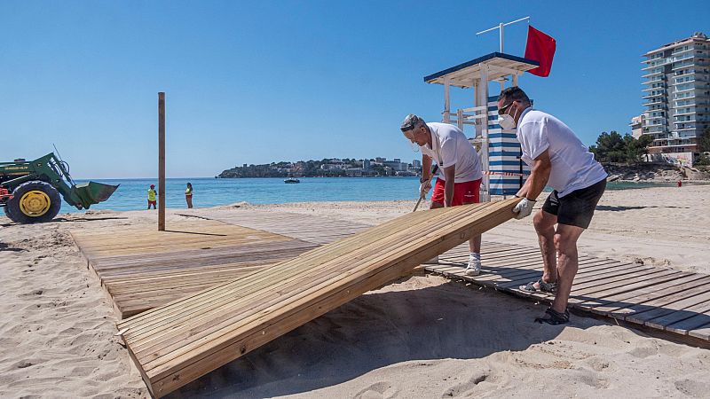 El plan 'anti-COVID' para playas: drones para controlar el aforo y más distancia entre hamacas