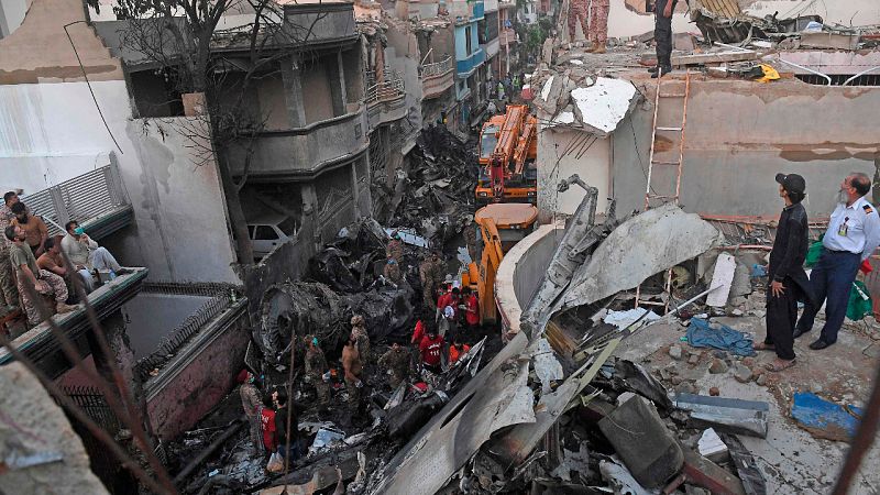 Al menos 60 fallecidos al estrellarse un avión con 107 personas a bordo en Pakistán