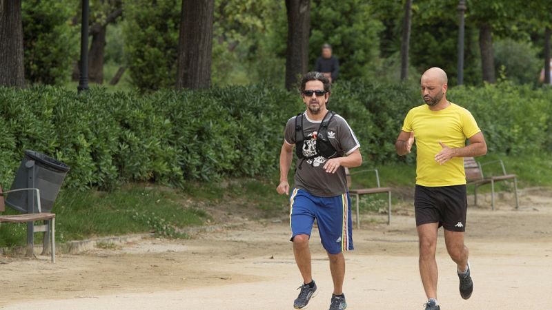 Sanidad flexibiliza los paseos en la desescalada y permite hasta diez personas en Fase 1 y hasta quince en Fase 2