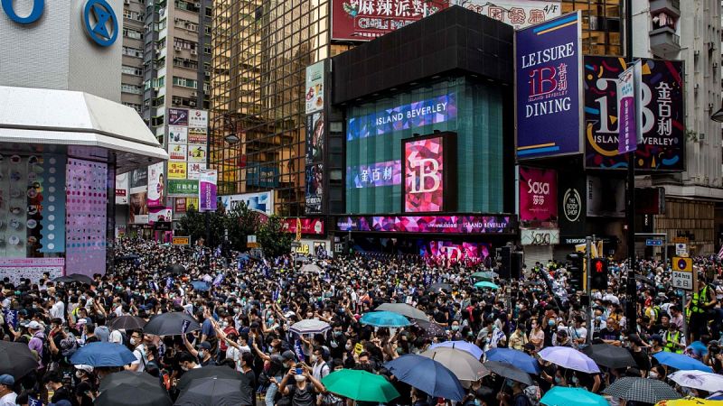 Miles de personas protestan en Hong Kong por la ley de seguridad china