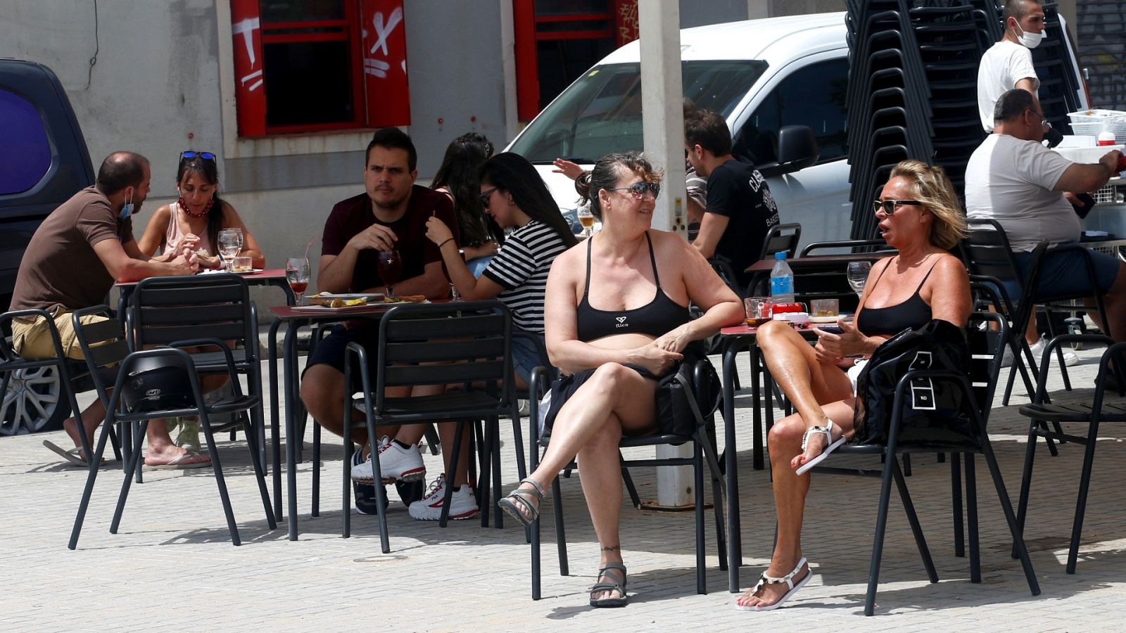 Terrazas y bares de Madrid, Barcelona y parte de Castilla y León estrenan Fase 1 | Ver