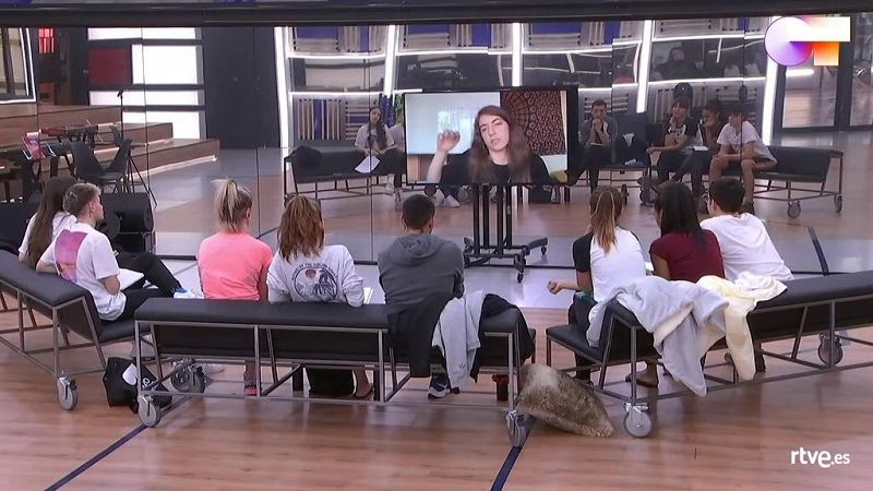 Sara Socas lleva el rap y las rimas a la Academia