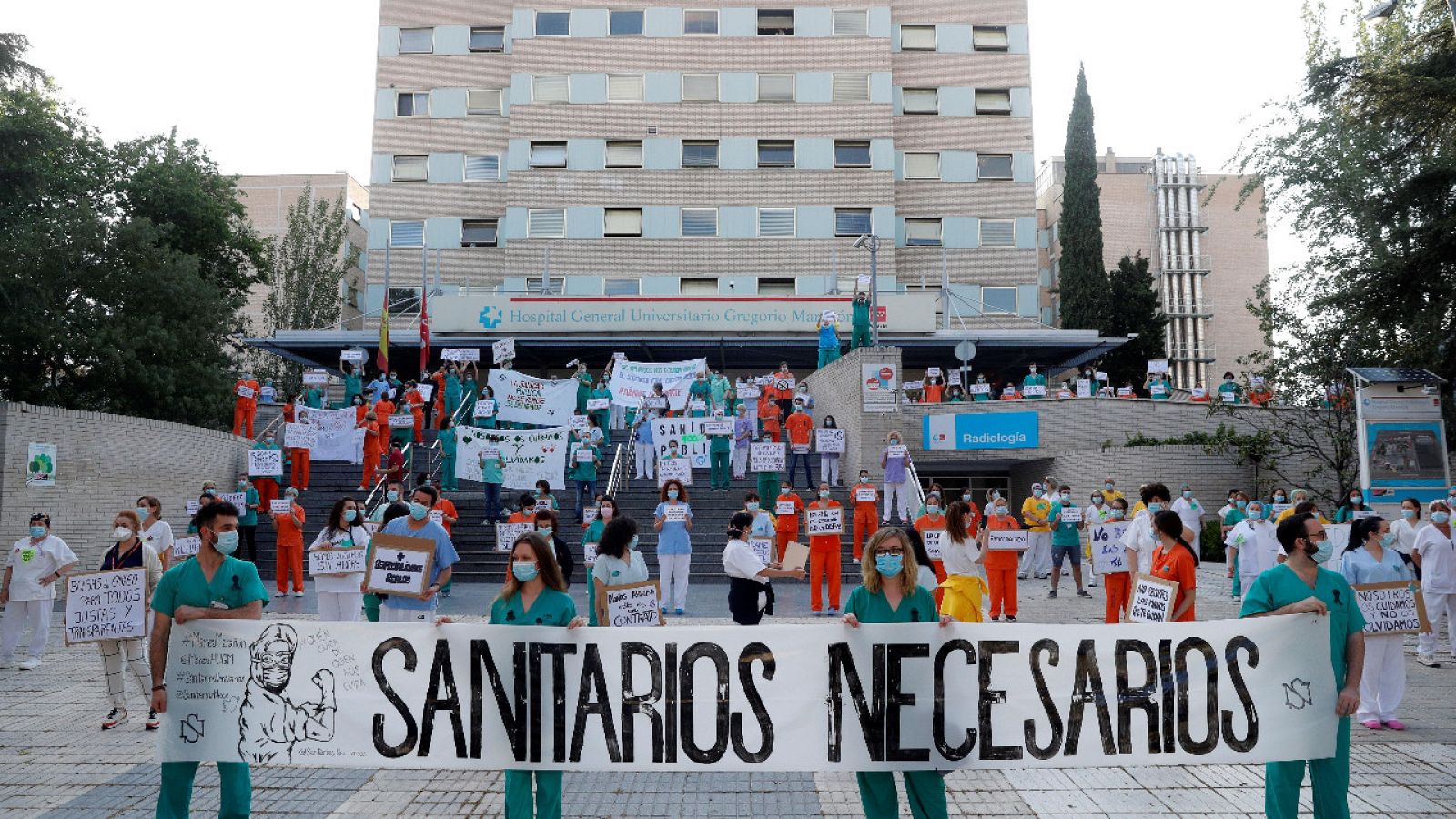 Los sanitarios se concentran en silencio en Madrid para denunciar la precareidad: "Estamos agotados" | Ver
