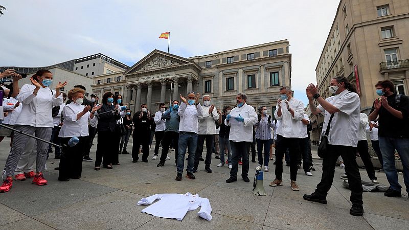 Los chefs españoles protestan ante el Congreso para reivindicar la importancia de la hostelería en la economía