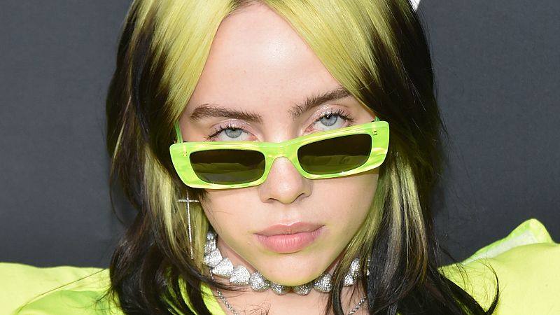 Billie Eilish te canta y te viste: así es la colección de camisetas que ha diseñado junto al artista japonés Takashi Murakami