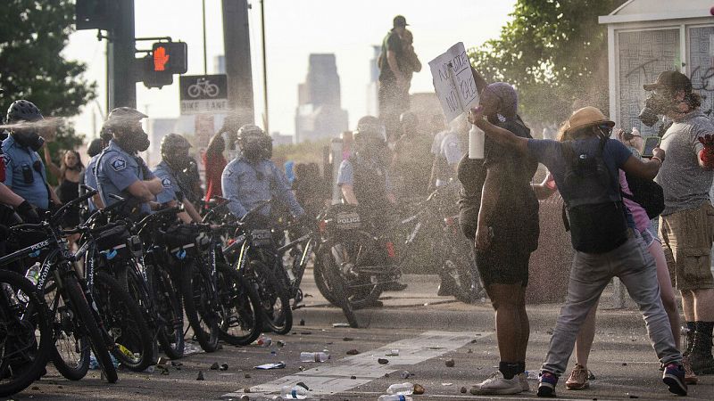 La muerte de otro hombre negro bajo custodia policial desata la ira en EE.UU.