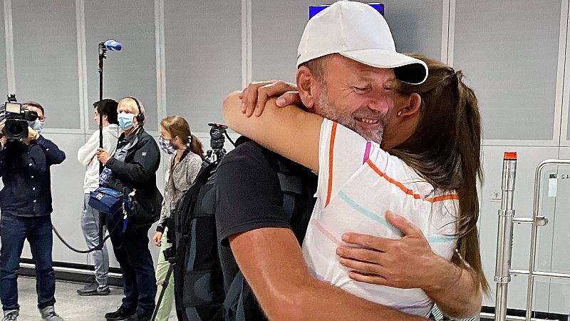 Por qué abrazamos a familiares o amigos aunque los expertos nos alerten del riesgo