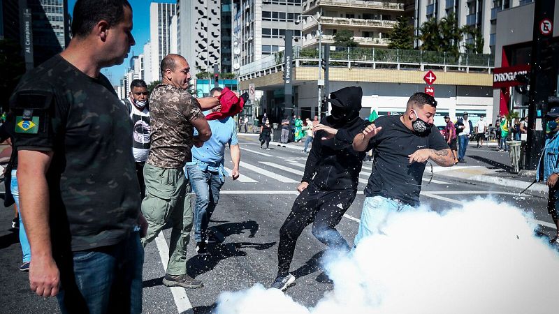 Partidarios y detractores de Bolsonaro se enfrentan en medio de la crisis sanitaria en Brasil