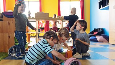 Madres de día: la alternativa a las escuelas infantiles