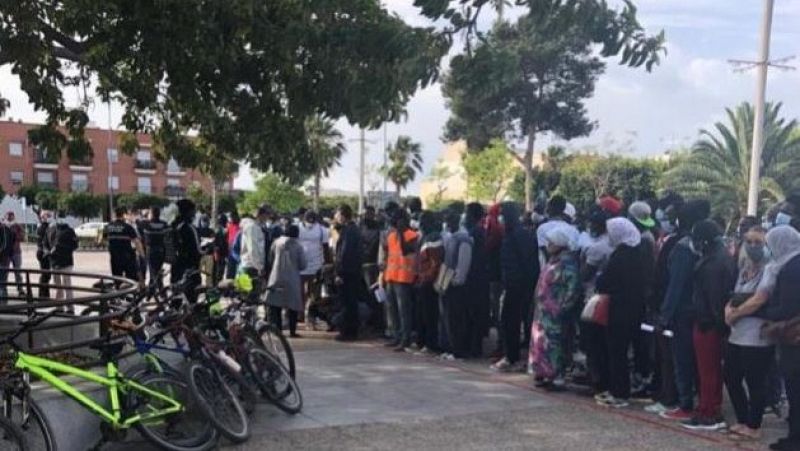 Las colas de migrantes en Níjar (Almería), provocadas por un bulo, son reales