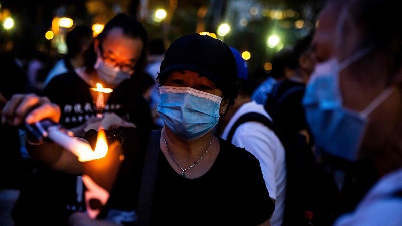 La Policía de Hong Kong dispersa a los manifestantes por desafiar el veto a la vigilia en memoria de Tiananmen