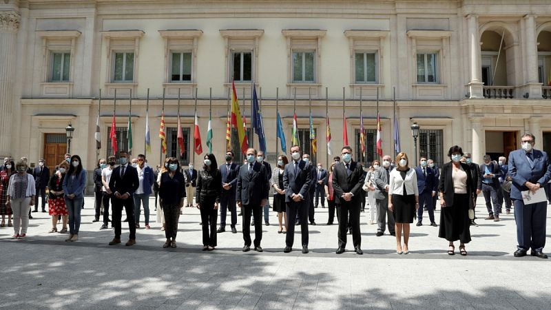 Las instituciones guardan un minuto de silencio en el último día de luto oficial por las víctimas del coronavirus