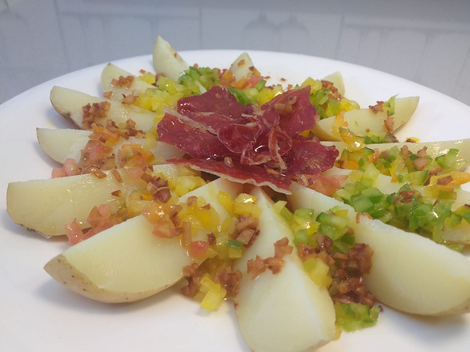 Receta de ensalada tibia de patatas y pimientos | Ver