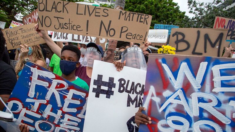Una marcha en Miami rinde homenaje a los afroamericanos muertos a manos de la policía George Floyd y Breonna Taylor