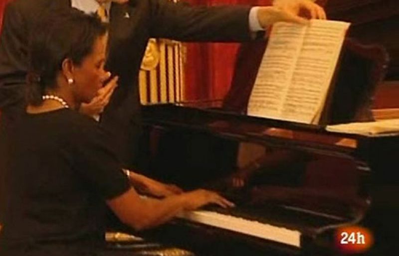 Condoleeza Rice deleita a Isabel II con un concierto de piano