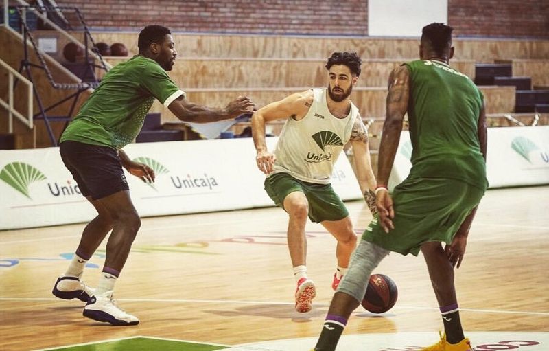 Francis Alonso, de Unicaja, aislado del equipo tras dar "positivo asíntomático"