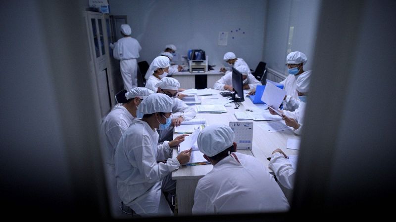 China notifica 11 nuevos positivos de coronavirus "importados", con 62 casos activos en todo el país