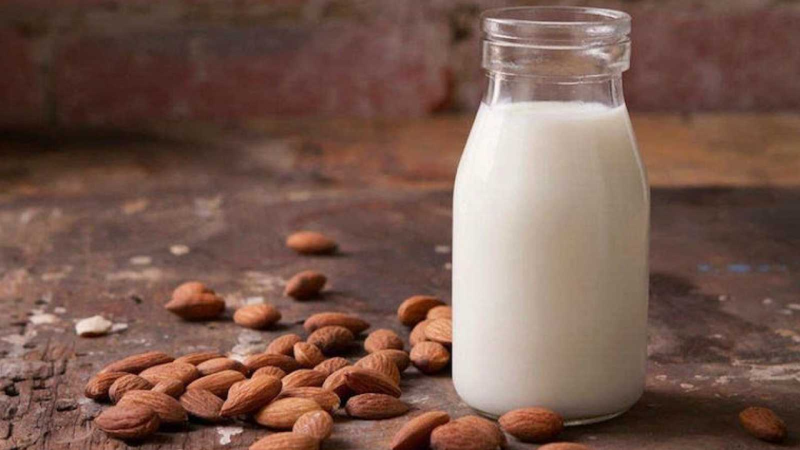 Bebida de avena y bebida de almendras