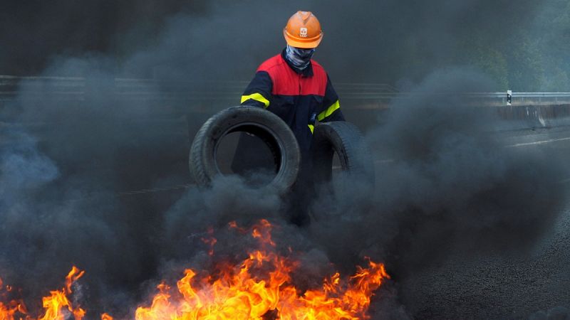 Los trabajadores de Alcoa vuelven a protestar y cortan con barricadas la autovía Ferrol-Vilalba