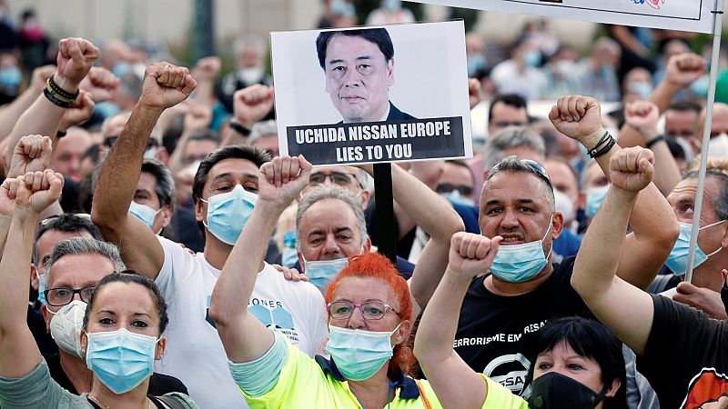 Cientos de proveedores de Nissan rodean la fábrica para protestar contra el cierre de las plantas en Cataluña