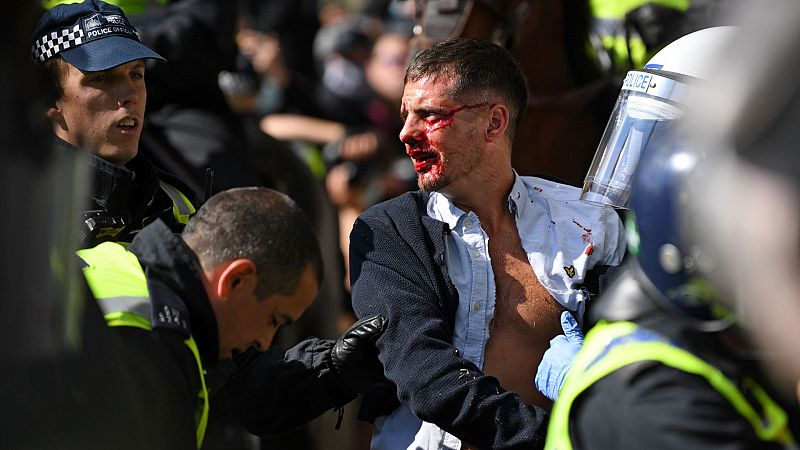 Enfrentamientos en el centro de Londres entre manifestantes antirracistas y grupos de ultraderecha