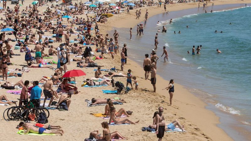 Barcelona impide temporalmente el acceso a cuatro playas al saturarse de bañistas
