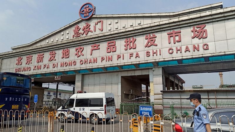 Un brote de coronavirus en el principal mercado de Pekín dispara las alarmas en China