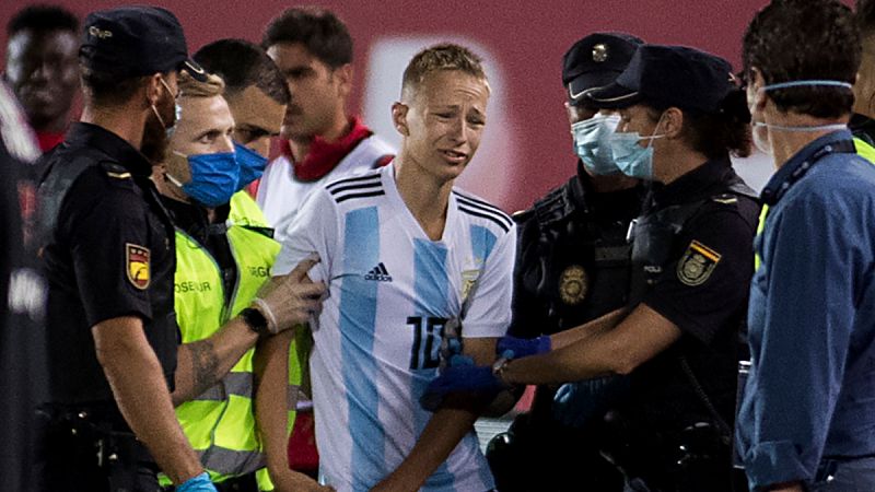 LaLiga anuncia "acciones penales" contra el espontáneo que saltó al campo durante el Mallorca-Barça