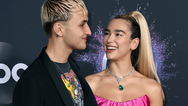 Dua Lipa y su novio, Anwar Hadid, celebran su primer aniversario