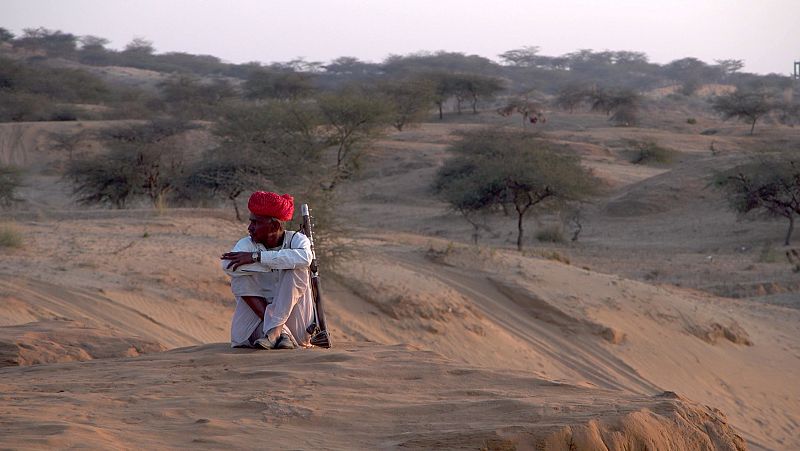 'Españoles en el mundo' recorre Rajashtan en globo, elefante, camello y moto
