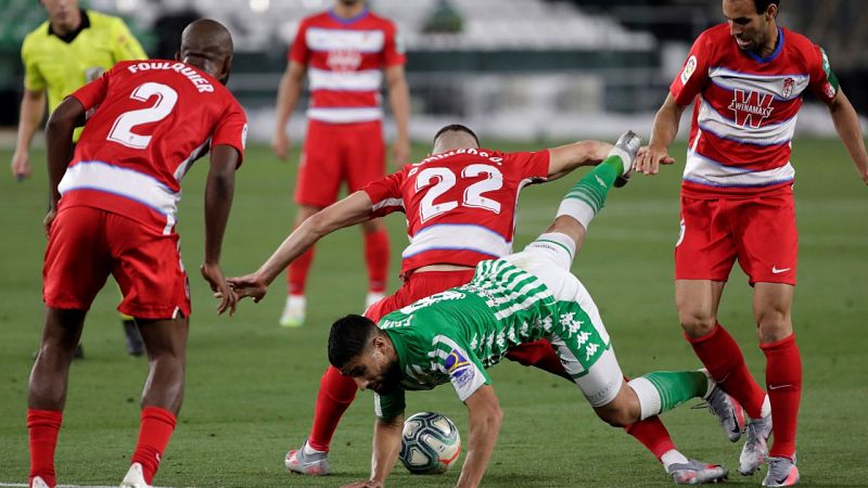 Betis y Granada igualan fuerzas en un final de partido trepidante