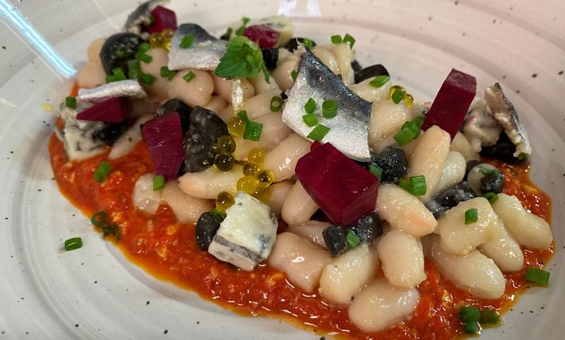 Ensalada de alubias y pesto rojo