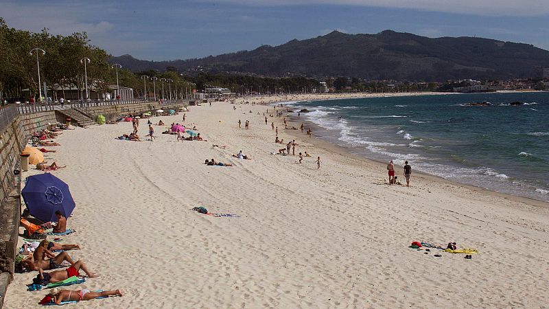 División en parcelas y control de vehículos: las mil playas gallegas se preparan para un verano atípico