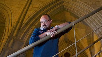 El escritor Carlos Ruiz Zaf�n, en la catedral de Santa Mar�a de Vitoria, en un retrato de 2006.
