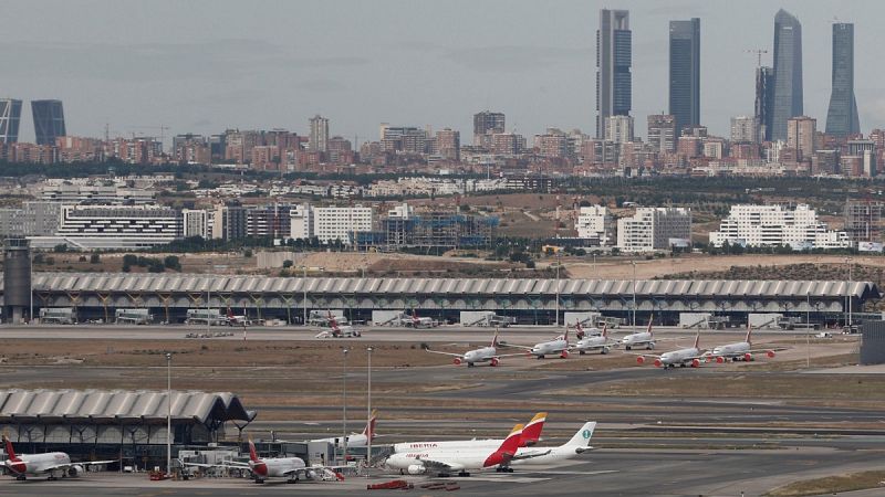 Sánchez transmite un mensaje de "tranquilidad" a Ayuso sobre las medidas implementadas en el aeropuerto de Barajas