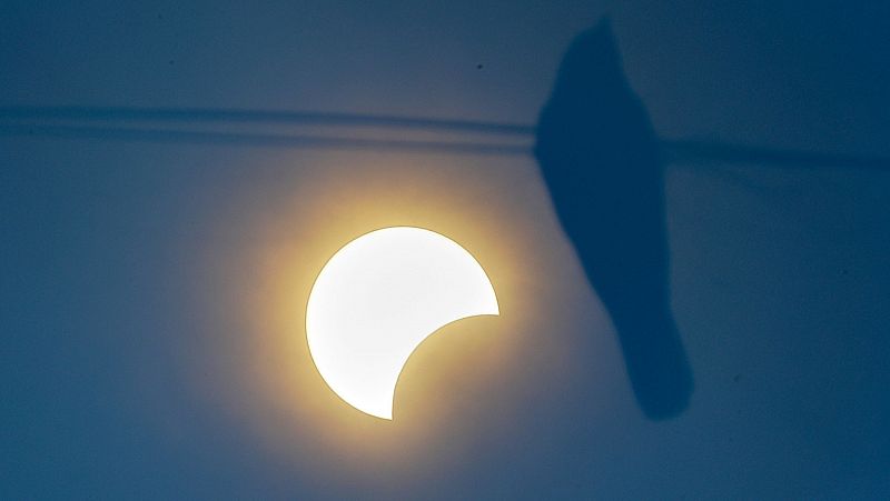 Un eclipse anular de Sol o "anillo de fuego" da la bienvenida al recién estrenado verano
