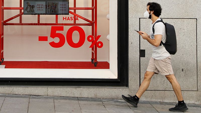 Las rebajas se adelantan tras el confinamiento: mascarillas, distancia social y "poca alegría compradora"