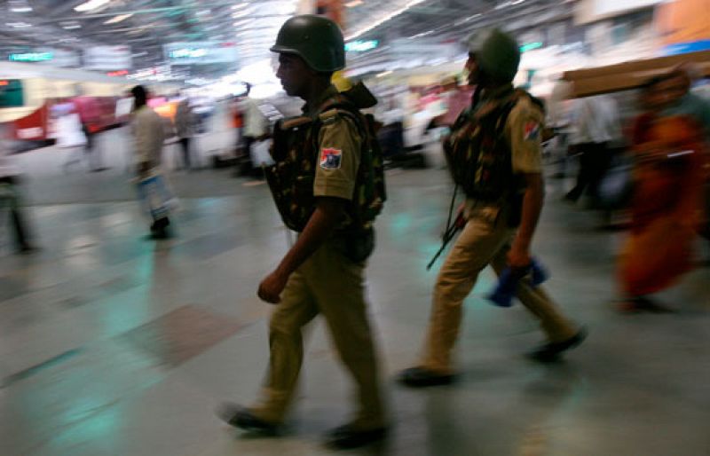 La Policía desactiva dos bombas en una estación de Bombay que habían dejado los terroristas