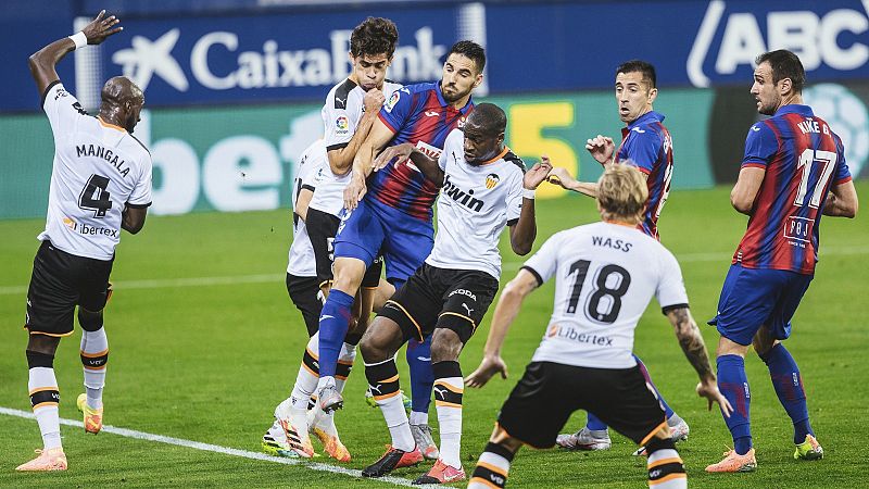 El Eibar se aleja del descenso y frena las aspiraciones europeas del Valencia