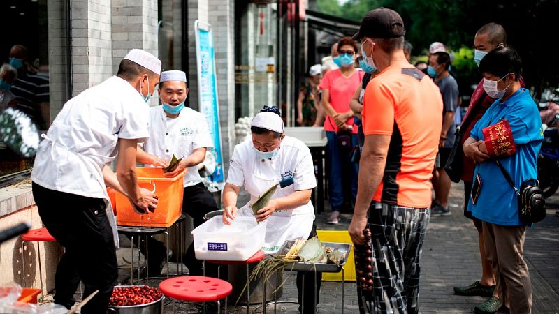 China notifica 11 contagios locales de coronavirus en Pekín y 2 casos "importados" en Shanghái