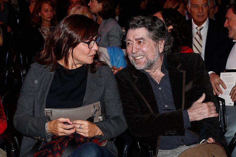 Joaquín Sabina se casa en secreto con su novia delante del Ministro Marlaska y de Serrat