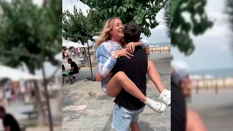 Luna se come a besos a Alberto en su bonito reencuentro en Barcelona