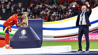 Luis de la Fuente celebra el triunfo en la Eurocopa 2024. Luis de la Fuente celebra el triunfo en la Eurocopa 2024.